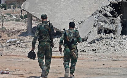 Tropas gubernamentales sirias a las afueras de la localidad de Jan Sheijún, en el sur de la provincia insurrecta de Idlib, este domingo.