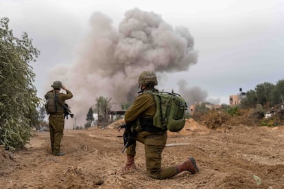 Dos militares israelíes este lunes, durante una operación militar en una zona sin determinar en la franja de Gaza.

