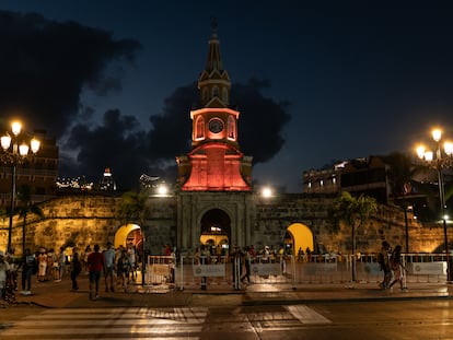 Cerco policial instalado para prohibir el trabajo sexual en la Torre del Reloj, en Cartagena, en febrero de 2024.