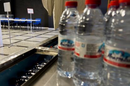 Papeletas, sobres, mesas y agua, dispuestos en un colegio electoral en Hinojos (Huelva), este sábado.