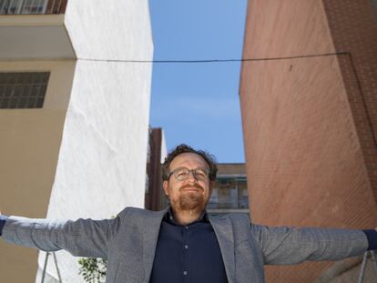 El arquitecto Jon Goitia de la Torre posa delante del solar que albergará la futura vivienda unifamiliar.