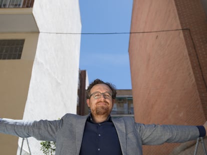 El arquitecto Jon Goitia de la Torre posa delante del solar que albergará la futura vivienda unifamiliar.