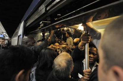 Viajeros se agolpan en un tren de cercanías en la Gare du Nord de París.