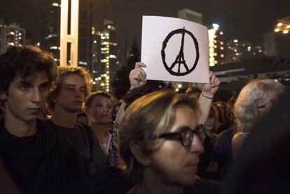 La población de Hong Kong sale a la calle para homenajear a las víctimas de los ataques de París.