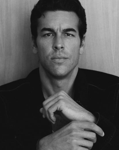 Mario Casas se hizo célebre con las series de televisión Sin miedo a soñar (2006-2007) y Los hombres de Paco (2007-2010). Aquí lleva chaqueta de Ferragamo y camiseta de Zara.