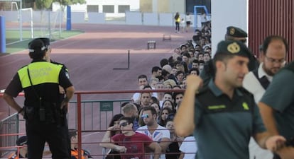 Policías y guardias civiles colaboran en mantener el orden en el casting de este martes para 'Juego de Tronos' en Osuna (Sevilla).