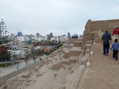 De la huaca Pucllana se conserva una pirámide escalonada de 25 metros, rodeada de otras menores.