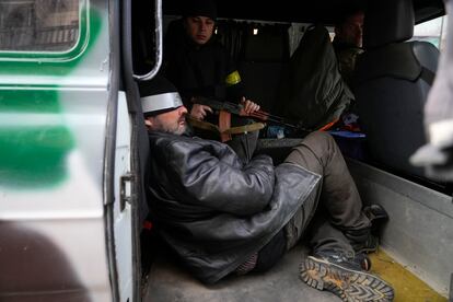 Militares ucranios detiene a un hombre sospechoso de ser un agente ruso en Kiev, este domingo.