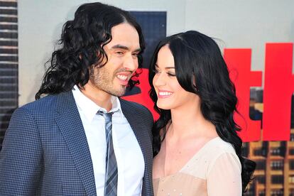 Katy Perry y Russell Brand


La cantante posee una de las cabelleras que más ha cambiado (y cambia) a lo largo de los años. Los tines, las pelucas y los cortes extremos son el pan de cada día para Katy. Hubo una vez, sin embargo (allá por 2001), que se dejó de experimentos para lucir su pelo al natural: melena azabache rizada. El mismo peinado que llevaba su exmarido, Russel Brand.