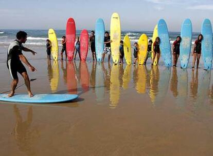 Clase de surf en la playa de la Barrosa, un arenal que se extiende a lo largo de ocho kilómetros en la costa gaditana, cerca de Chiclana de la Frontera.