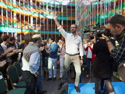 El alcalde de Vitoria, Javier Maroto, saluda a simpatizantes del PP en un acto en el que también han participado Alfonso Alonso y Javier de Andrés.
