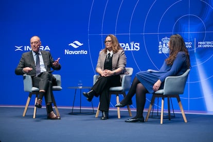 Arriba, Mario Laborie Iglesias, coronel del Ejrcito de Tierra y subdirector adjunto de Gestin Docente IUGM-UNED, y Ruth Ferrero, profesora de Ciencia Poltica y Estudios Europeos e investigadora adscrita al Instituto de Estudios Internacionales UCM (centro), moderados por Mara Sahuquillo, jefa de la delegacin de EL PA?S en Bruselas y excorresponsal en Mosc.