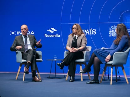 Arriba, Mario Laborie Iglesias, coronel del Ejército de Tierra y subdirector adjunto de Gestión Docente IUGM-UNED, y Ruth Ferrero, profesora de Ciencia Política y Estudios Europeos e investigadora adscrita al Instituto de Estudios Internacionales UCM (centro), moderados por María Sahuquillo, jefa de la delegación de EL PAÍS en Bruselas y excorresponsal en Moscú.