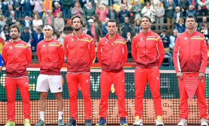 El equipo español formado por Marc López, David Ferrer, Feliciano López, Roberto Bautista, Rafa Nadal y el capitán, Sergi Bruguera, el 6 de abril de 2018.