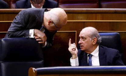 El ministro del Interior, Jorge Fernández Díaz, junto al portavoz de CIU en el Congreso, Josep Antoni Duran i Lleida.