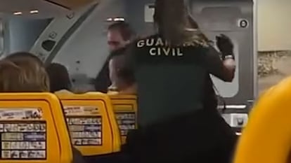 Dos agentes de la Guardia Civil heridos en la detención de una luchadora de MMA en un avión en Gran Canaria