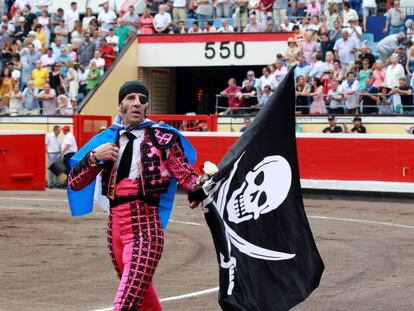 Padilla dando la vuelta al ruedo en Bilbao.