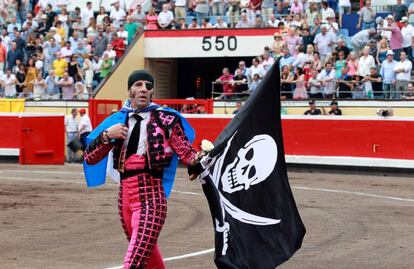 Padilla dando la vuelta al ruedo en Bilbao.