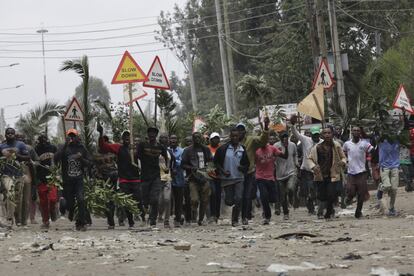 Simpatizantes del líder de la oposición, Raila Odinga, protestan por los resultados provisionales de las elecciones generales en el suburbio de Mathare, en Nairobi (Kenia). Odinga denunció que los 'hackers' del partido gobernante introdujeron un algoritmo en el sistema informático de recuento de votos que generó una ventaja constante de once puntos a favor del presidente del país, Uhuru Kenyatta. La Policía de Kenia dispersó con gas lacrimógeno y disparos al aire a decenas de personas que bloquearon con barricadas las calles