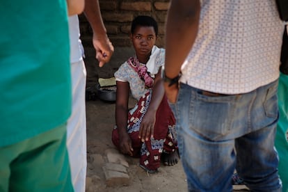 A.K., 23 años, sentada en el patio de su casa en Ngalauka, provincia de Nkhotakota, Malaui. Un proyecto dermatológico español, Dermalawi acudió para realizar una revisión a sus padres, un matrimonio enfermo de lepra, durante su campaña de rastreo de contactos en octubre de 2022. Fue allí donde se detectó el caso de A.