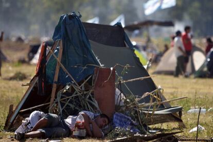 Un 'okupa' duerme en un refugio improvisado en el parque Indoamericano de Buenos Aires.