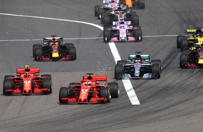 Sebastian Vettel seguido por Raikkonen y Hamilton, en una curva durante la carrera.