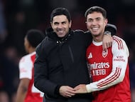 Mikel Arteta celebra con Martin Zubimendi la victoria ante el Aston Villa.