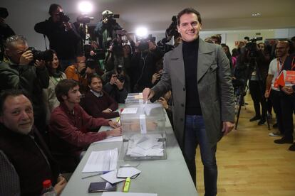 El candidato de Ciudadanos a la presidencia del Gobierno, Albert Rivera, vota en el centro cultural Volturno de Pozuelo de Alarcón (Madrid).