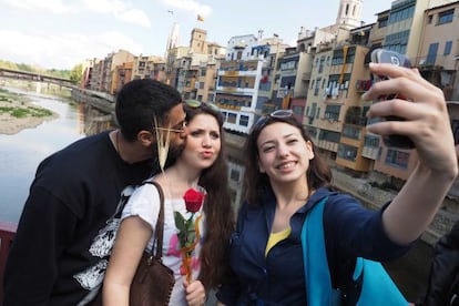 Tres j&oacute;venes se hacen un &#039;selfie&#039; en Girona. 