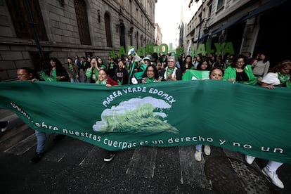 Integrantes de organizaciones a favor del aborto se manifiestan frente al Congreso de Ciudad de México para exigir su eliminación del Código Penal.