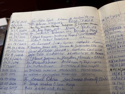 Libro de firmas de la Basílica de La Santa, en Ávila, con el nombre del nuevo Papa, en la séptima línea.