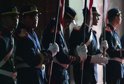 La guardia ceremonial en la entrada del Palacio Duque de Caixas, en Río de Janeiro (Brasil), al comienzo de una ceremonia que marca el final de la intervención federal y militar por la seguridad pública. 