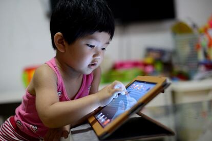 Cuando vuelve de la calle, a Jiang le permiten jugar o ver alguna de sus películas favoritas en el iPad.