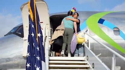 Más de 60 inmigrantes regresan a sus países en el primer vuelo de autodeportados de Trump.