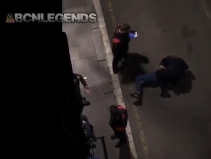 Los Mossos apartan a un agente por golpear a un hombre que se saltó el confinamiento nocturno