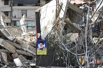 Un póster con la imagen de Hasan Nasralá, en un edificio destruido por un bombardeo israelí en Dahiye