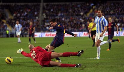 Messi marca ante Willy Caballero y Camacho, por detrás, tras su fallo en la cesión al portero.