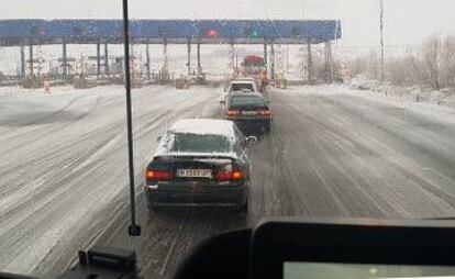 Coches nevados en el peaje de la A-6.