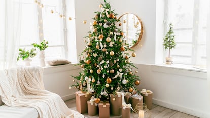 Multitud de modelos de árboles de Navidad para decorar la casa a precios muy asequibles. GETTY IMAGES.