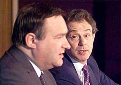 Tony Blair (derecha) y su ministro de Agricultura, Nick Brown, ayer en Londres.