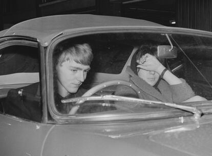 Tara Browne y Noreen MacSherry el 12 de noviembre de 1963.