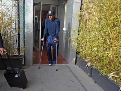 Neymar, con muletas a su regreso a Barcelona / MIGUEL RUIZ (FCB)