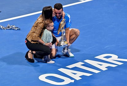 Bautista posa junto a su mujer y su hijo con el trofeo de campeón en Doha.