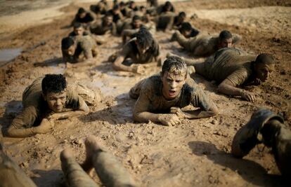 Jóvenes palestinos gatean durante un ejercicio militar en un campo de verano de Hamas, en el sur de la Franja de Gaza.