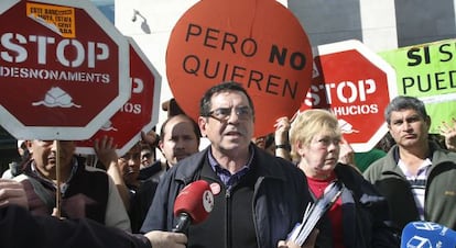 Protesta contra los desahucios esta ma&ntilde;ana ante la Ciudad de la Justicia de Valencia.