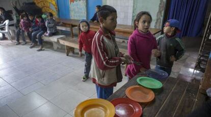 El Gobierno argentino provoca una polémica al afirmar que el país tiene mejores datos de pobreza que Alemania. En la imagen, almuerzo en un comedor del barrio de Los Tronquitos.