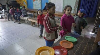 El Gobierno argentino provoca una polmica al afirmar que el pas tiene mejores datos de pobreza que Alemania. En la imagen, almuerzo en un comedor del barrio de Los Tronquitos.