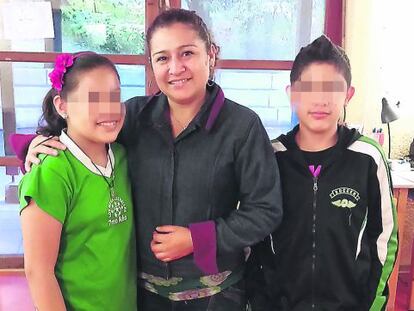 Zambrano y sus dos hijos, en la casa de Cáritas en Weimar.