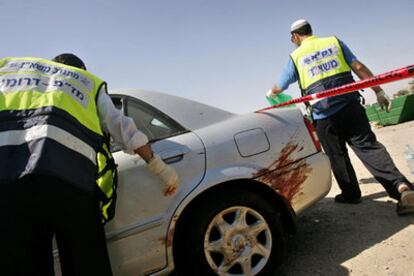 Dos policías acordonan el lugar del atentado.