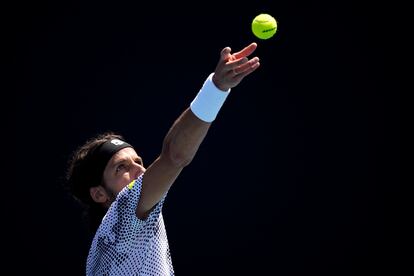 Feliciano saca durante un partido del Open de Australia, en enero.